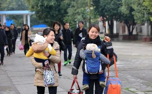 保姆察觉屋内不对劲转身抱孩子夺门而出雇主得知后中欧体育下载奖励其奖金(图2)