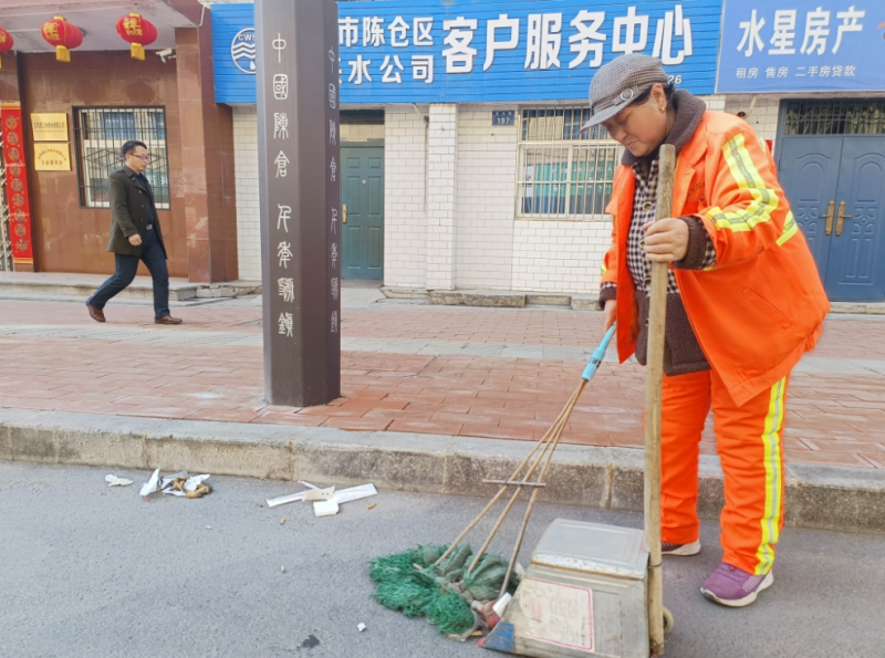 中欧体育入口宝鸡市陈仓区环卫工人：坚守在清洁城市的第一线(图1)